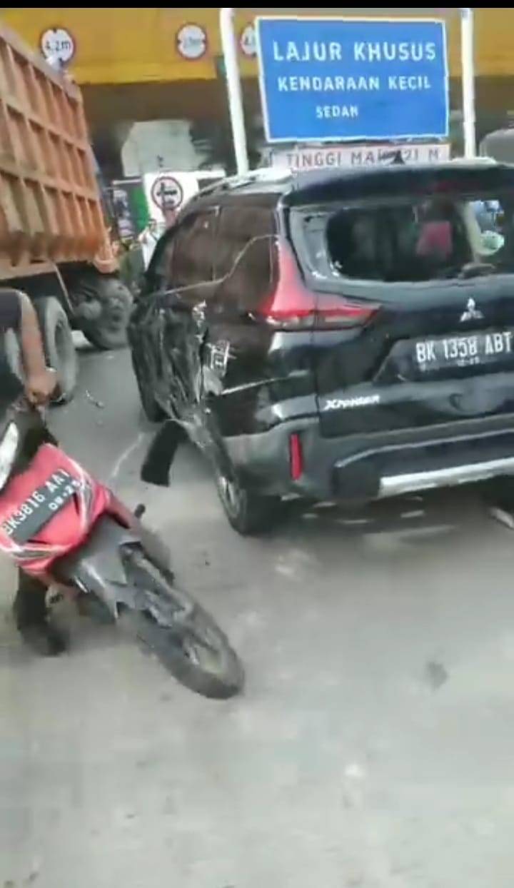 Xpander Hitam Diduga Tabrak Lari Ringsek Dirusak Massa