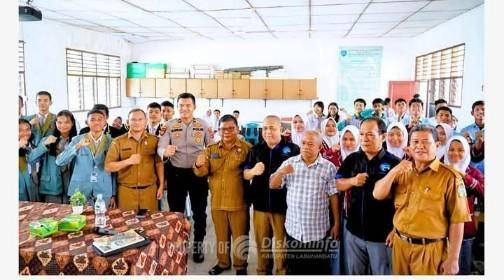Wartawan Mata Telinga Narasumber Seminar Bertajuk Etika Pengguna Media Sosial Pada Zaman Digital Di SMA Negeri 2 Rantau Utara