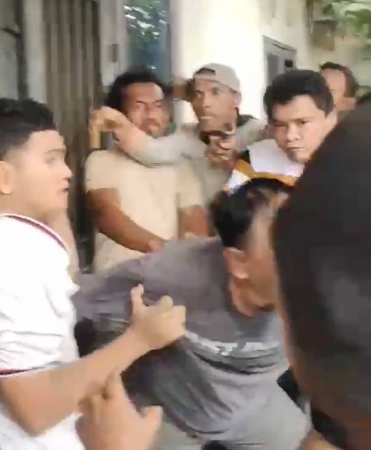 Puluhan Preman Aniaya Warga Perumahan Oma Deli yang Bersebelahan dengan Polda Sumut
