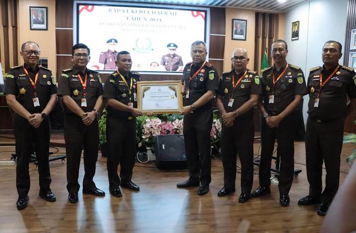 Kejari Medan Raih Predikat Satker Terbaik Pencapaian Kinerja Tahun 2024 se-Wilayah Kejaksaan Tinggi Sumatera Utara