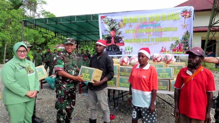 Sambut Hari Raya Natal 2024 Sekaligus Merayakan HUT Ke-28 Kodim, Dandim 1710/Mimika Berikan Bingkisan Kepada Masyarakat