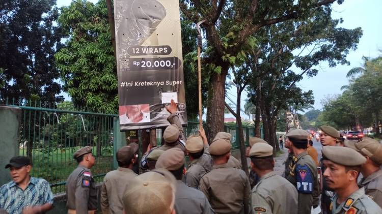 Pj Gubernur Sumut Agus Fatoni Pimpin Langsung Penertiban Baliho Tidak Berizin