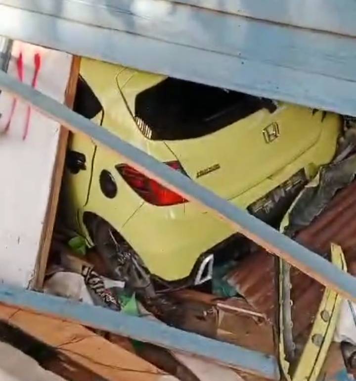 "Mengantuk" Honda Brio Seruduk Warung Di Siumbut Baru Asahan