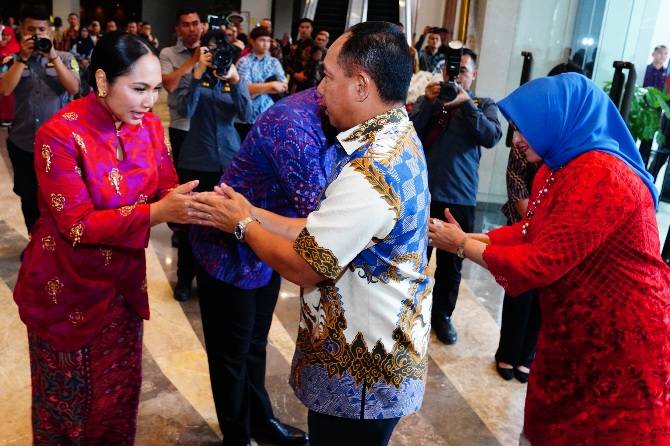 Panglima TNI Hadiri Open House dan Kunjungi Pejabat Utama Pemerintah dalam Perayaan Natal 2024