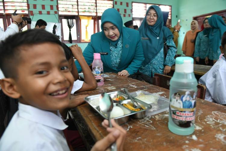 Pj Ketua PKK Sumut Tyas Fatoni Apresiasi Launching Program Makan Sehat Bergizi Gratis di Langkat