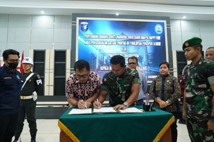 Pangdam XII/Tpr Serahkan 6,2 Kg Sabu dan 700 Butir Happy Five ke BNN Kalbar