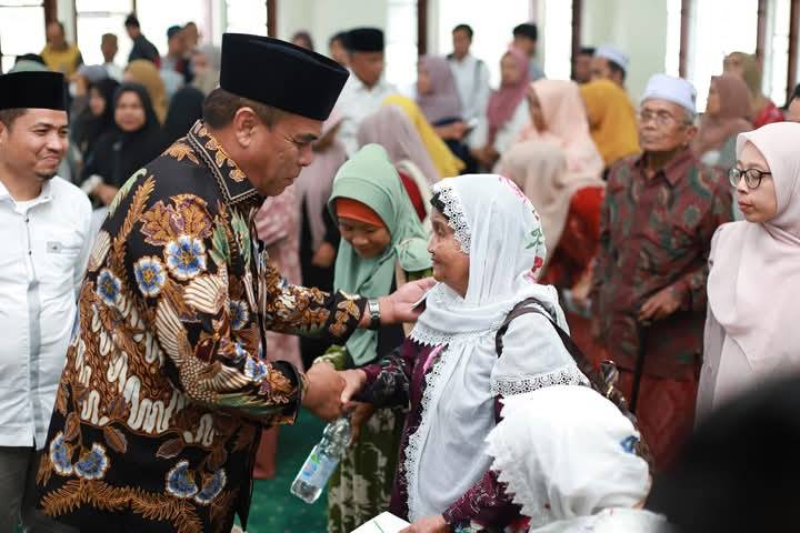Bupati Madina Salurkan Bantuan Baznas Untuk Masyarakat
