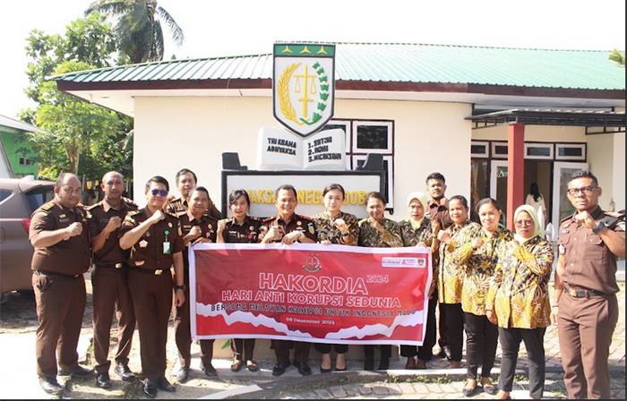 Peringati Hakordia 2024, Kejari Kepulauan Aru Bagikan Stiker dan Brosur 'Bersama Melawan Korupsi Untuk Indonesia Maju'