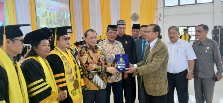 Sidang Senat Terbuka 276 Wisudawan USI, Dr, Sarintan; Mampu Bersaing Di Semua Lini Kehidupan Masyarakat