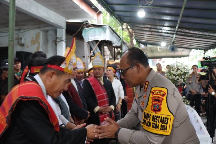 Kapolrestabes Medan Melayat ke Rumah Duka Orang Tua Kepala SPKT