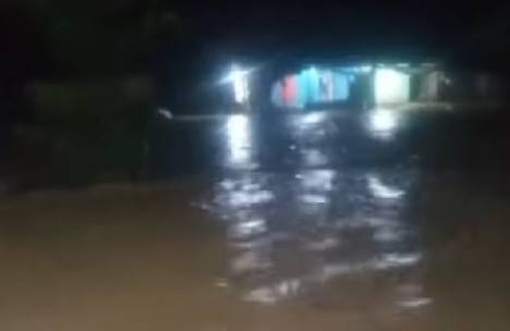 Sungai Aeknatas Kembali Meluap, Kelurahan Bandar Durian Sekitar Terdampak Banjir Sejak Malam Tadi