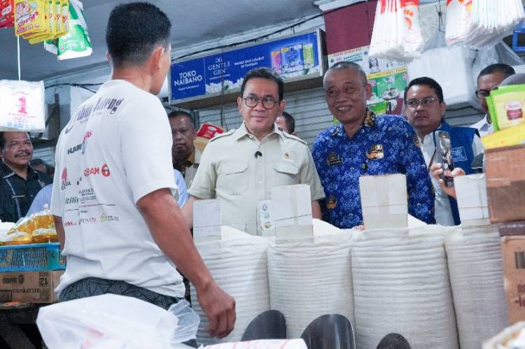 Wali Kota Medan Dampingi Menteri Perdagangan Tinjau Bapok di Pasar Sukaramai
