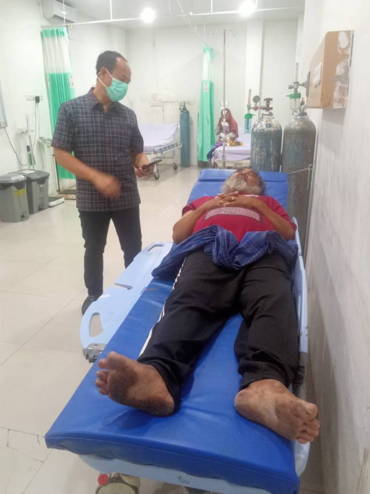 Polisi Berhati Mulia: Selamatkan Kakek Tuna Wisma dari Dingin dan Sakit