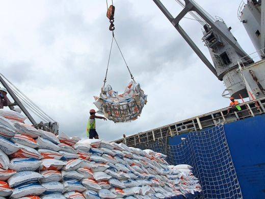 Jelang Nataru, Pelindo Multi Terminal Bongkar 9.000 Ton Beras Dukung Ketahanan Pangan Nasional
