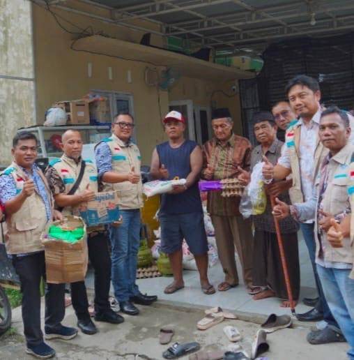 Pasca Banjir, YBM PLN dan PLN UID Sumut Salurkan Bantuan ke Posko Dapur Umum