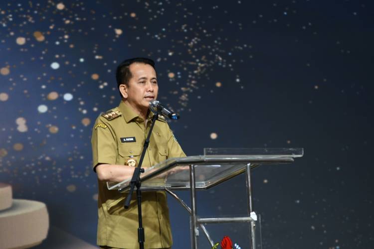 Pj Gubernur Sumut Agus Fatoni Terima Penghargaan Kategori Achievment Motivation Person dari Komisi Informasi