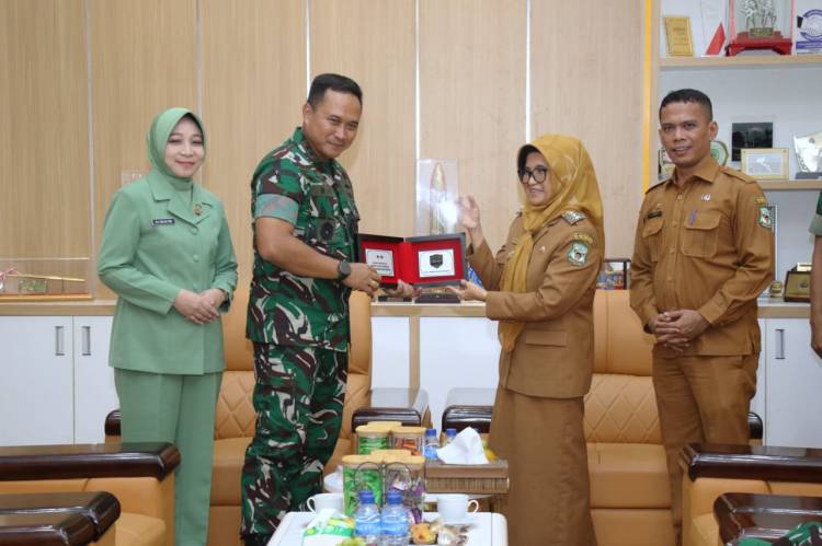 dr Susanti Sambut Pangdam I/BB Mayjen TNI Rio Firdianto di Balai Kota Pematangsiantar