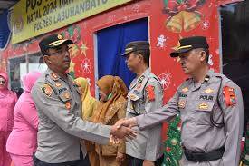 Kapolres Labusel Tinjau Pospam dan Berikan Bingkisan