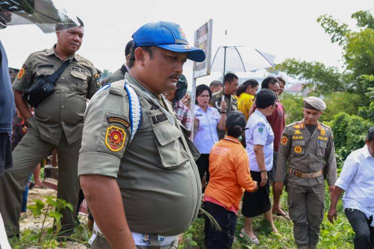 Satpol PP Ratakan Makam Mr X di Jalan Vihara Kelurahan Simalungun, Pematangsiantar