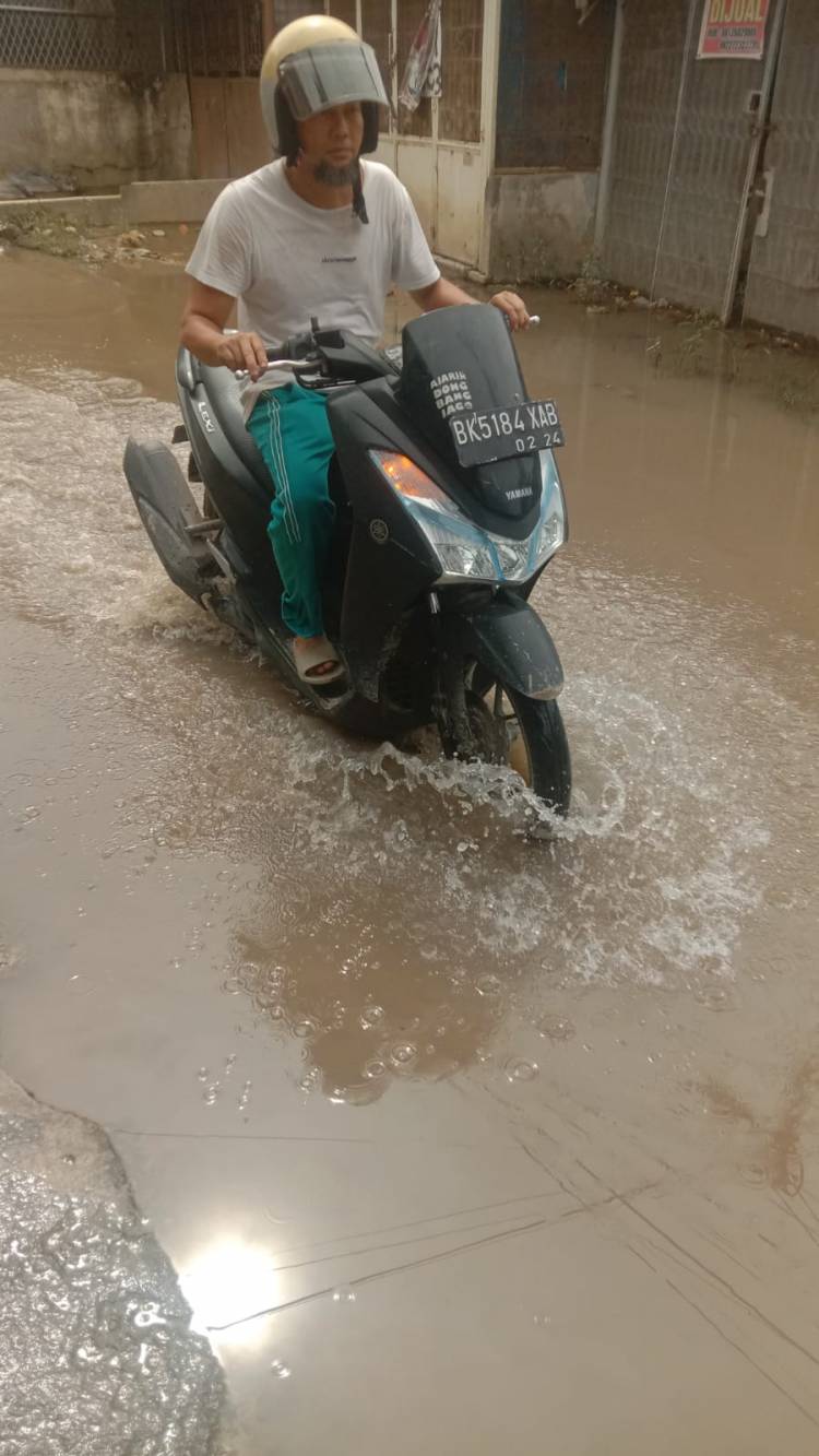 Genangan Sisa Banjir Halangi Aktivitas Warga, Harapkan Perhatian Pemerintah