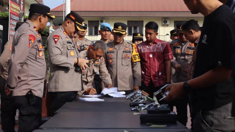 Waka Polrestabes Medan Periksa Senpi Anggota