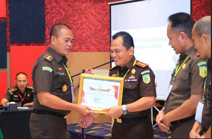 Kejari Kepulauan Aru Juara I Capaian Kinerja Bidang Pidum dan Tindak Pidana Khusus
