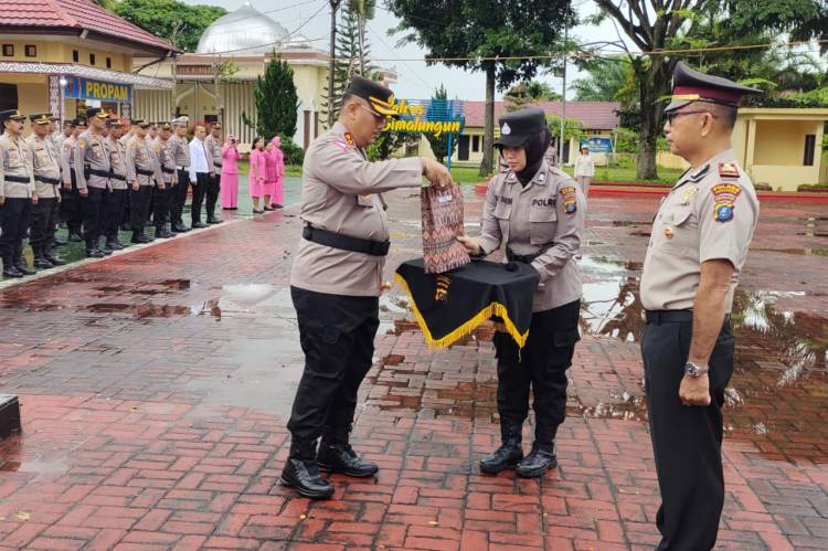 Kapolres Simalungun Pimpin Upacara Bendera Bulanan dan Lepas Purnabakti Personel
