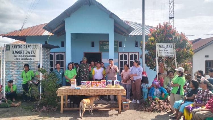 Bhabinkamtibmas Polsek Dolok Pardamean Pantau Penyaluran BLT-DD dan Pembagian PMT di Nagori Bayu