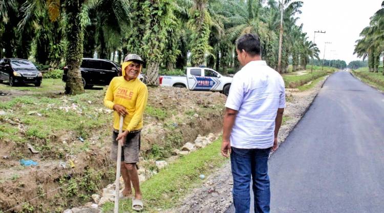 Bupati RHS Cek Perbaikan Jalan Penghubung Jawa Maraja Bah Jambi-Simpang Nagojor