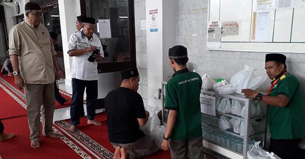 "Nasi Ummat Masjid Agung, Silahkan Ambil dan Isi ..."