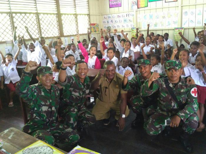 Satgaskes TNI Beri Penyuluhan Kesehatan Gigi Bagi Siswa-Siswi SD Syuru