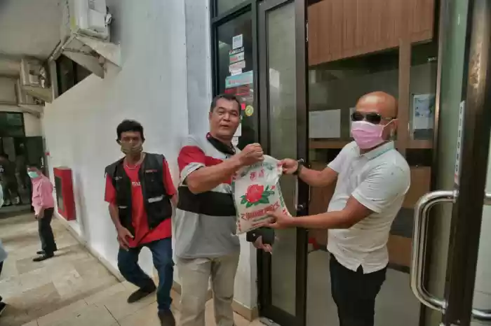 Wartawan Pemko Medan, Menerima Sembako dari Pemko Medan 