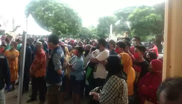 Pasar Murah Pemprovsu 'Amburadul', Ribuan Warga Disuruh Antri dan Berdesakan