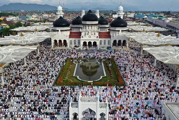 Umat Muslim Memadati Masjid Raya Baiturrahman