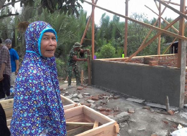 Personil TMMD di Sicanang Bedah Dua Rumah warga Kurang Mampu