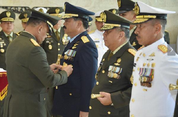 Panglima TNI Sematkan Tanda Kehormatan kepada 68 Pati TNI