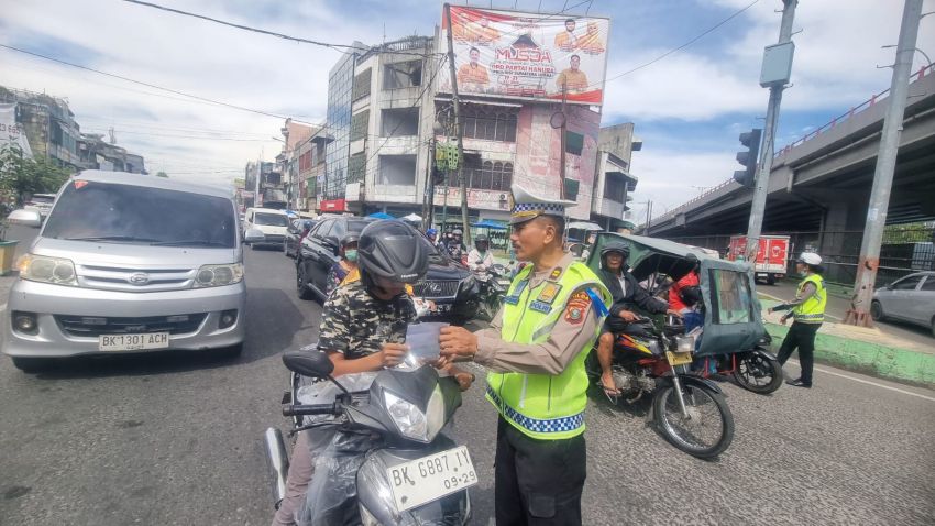 Sosialisasi Humanis, Kasatgas Preventif Ops Patuh Toba 2025 Edukasi Pengendara di Jalan