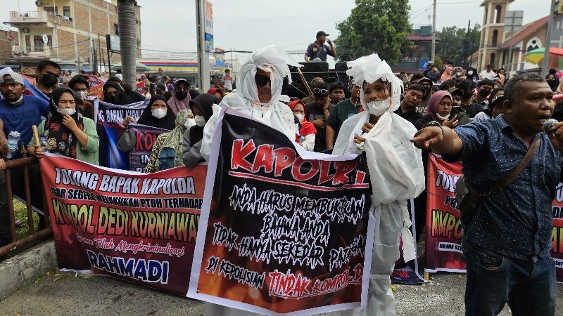 Geruduk Polda Sumut, Ratusan Warga Tanjungbalai : Pecat Kompol DK!!!