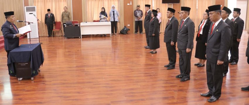 Pemkab Simalungun Lantik 16 PNS Pejabat Administrator dan Pengawas