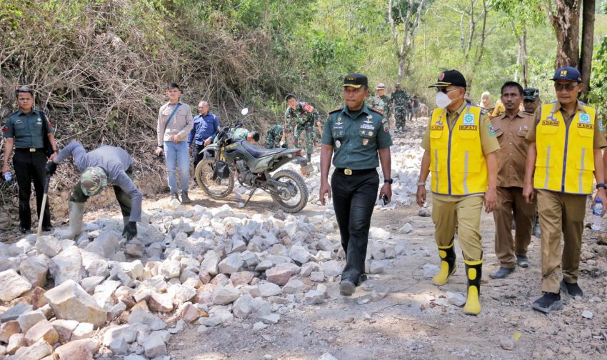 Pemkab dan Kodim 0207/Sml Kolaborasi Bangun Jalan 6,5 Km di Sipolha