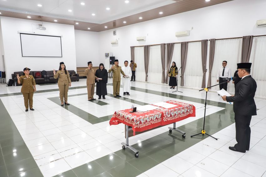 Wesly Melalui Sekdako Junaedi Lantik Pejabat Administrator Pemko Pematangsiantar