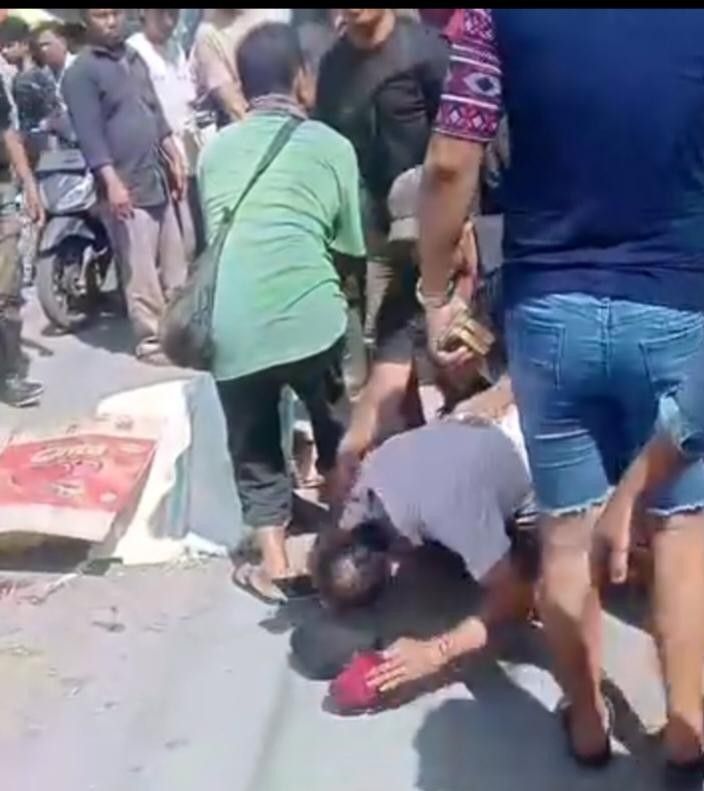Tragis! Bocah SD Tewas Terlindas Truk, Sang Ibu Histeris Peluk Jenazah