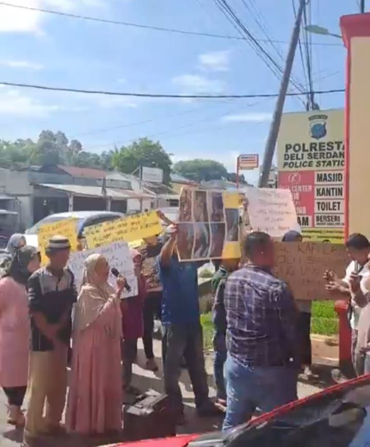 Keluarga Anak Korban Pembunuhan Demo Polresta Deli Serdang