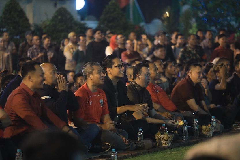 Rico Waas Duduk Lesehan Bersama Ribuan Masyarakat Nobar Final Piala AFF U-23