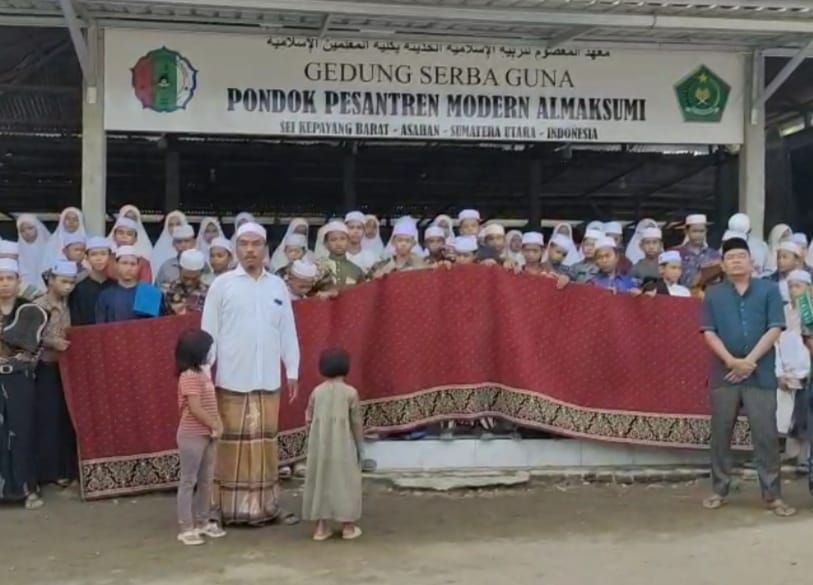 Ketua AMPG Sumut Salurkan Sajadah di Ponpes Almaksumi