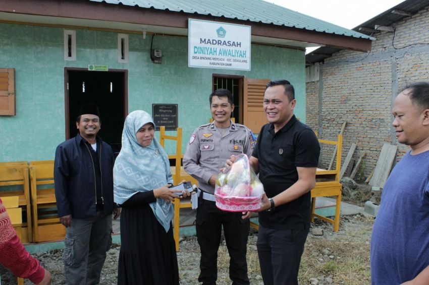 Legislator PDIP Peduli : Bantu Meja dan Kursi ke Madrasah Desa Bintang Mersada