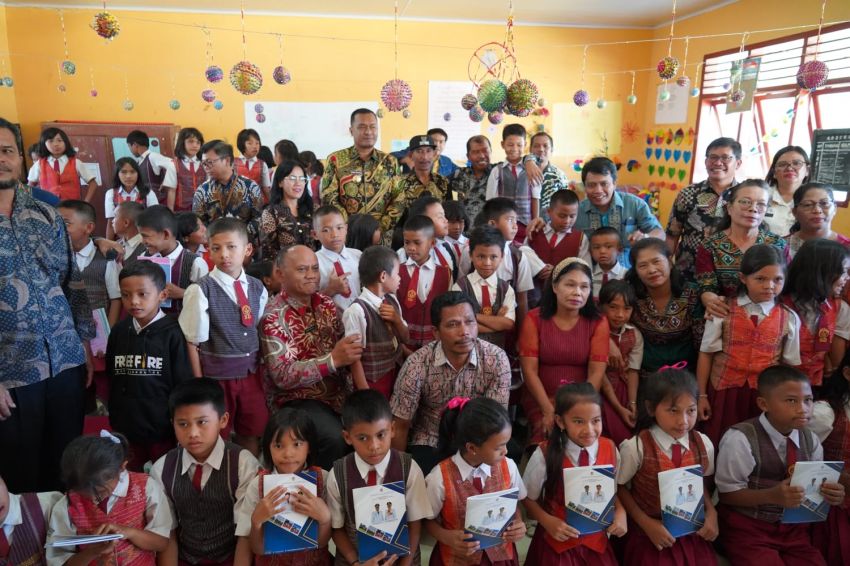 Bupati Toba Berkantor di Desa  Amborgang, Warga; Kami Enggak Perlu Lagi ke Balige