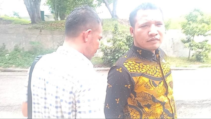 Aneh..!!!  Anggota DPRD Madina Fraksi PKS Dampingi Kades Simpang Koje.saat Diperiksa Terkait Dana Desa