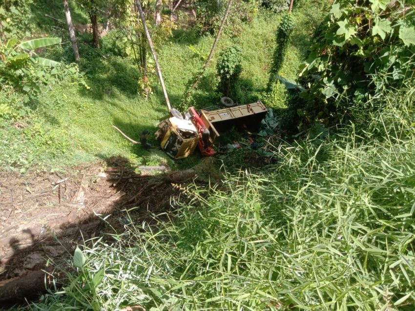 Diduga Mengantuk, Truk Senggol Truk  Masuk Ke Jurang