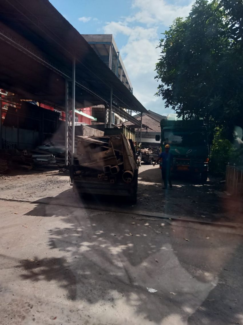 Ngeri! Warga Jarah Pabrik Kaca di Kota Bangun
